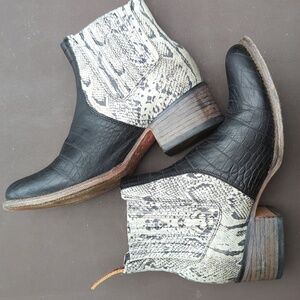 Rare Freebird Salamanca, size 8 black and white snake